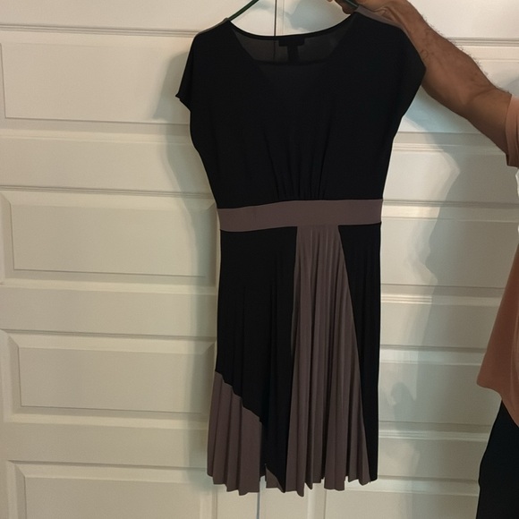 Alfani-size M tan/ black dress bottom of the dress is pleated. Good condition - Picture 2 of 5